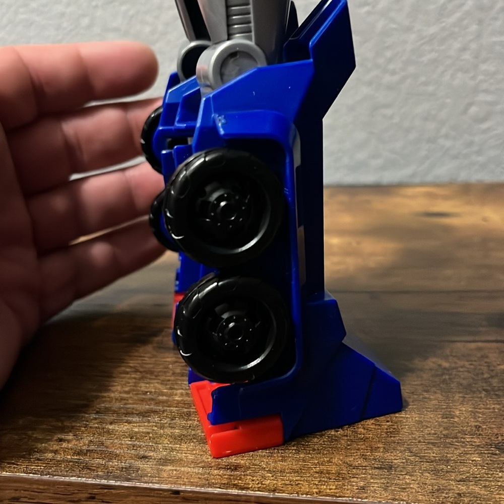 Optimus Prime- Transformers Red and Blue - Picture 8 of 14